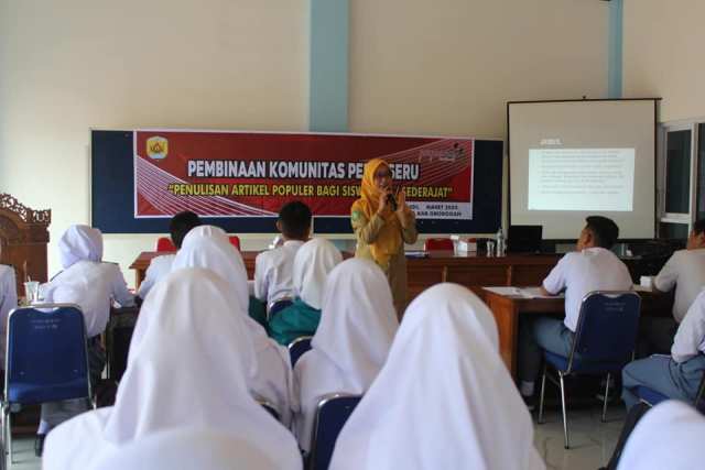 Ibu Sri Penny A.H. menyampaikan materi "Menulis Artikel Populer"